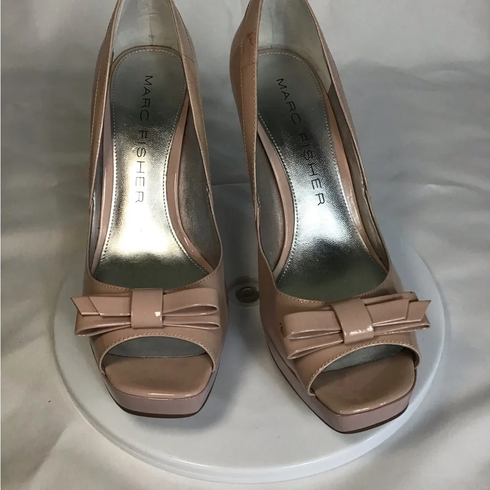 Marc Fisher Women Patent Leather Pale Pink Open Toe Pumps bow front Sz.6.5 GUC